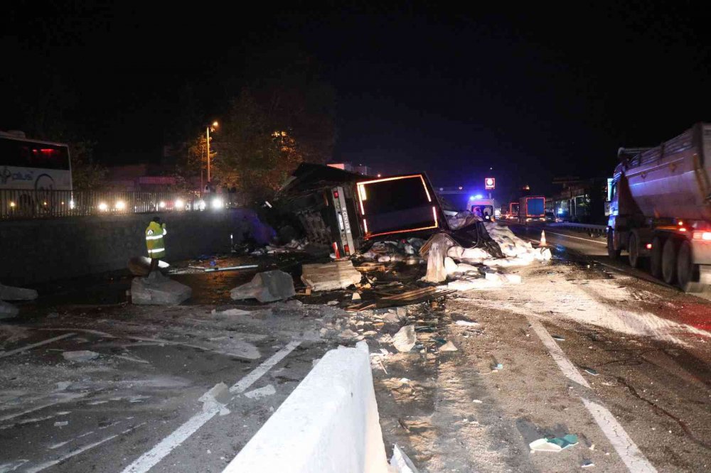 SAKARYA D-650 KARA YOLU’NDA FECİ KAZADA , TIRDA YOLCU OLARAK BULUNAN 1 KİŞİ HAYATINI KAYBEDERKEN 1 KİŞİ DE YARALANDI