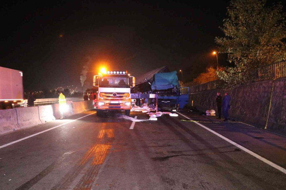 SAKARYA D-650 KARA YOLU’NDA FECİ KAZADA , TIRDA YOLCU OLARAK BULUNAN 1 KİŞİ HAYATINI KAYBEDERKEN 1 KİŞİ DE YARALANDI