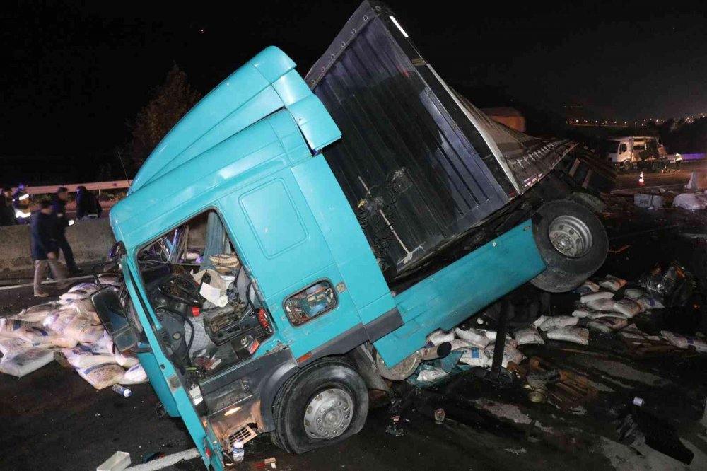 SAKARYA D-650 KARA YOLU’NDA FECİ KAZADA , TIRDA YOLCU OLARAK BULUNAN 1 KİŞİ HAYATINI KAYBEDERKEN 1 KİŞİ DE YARALANDI