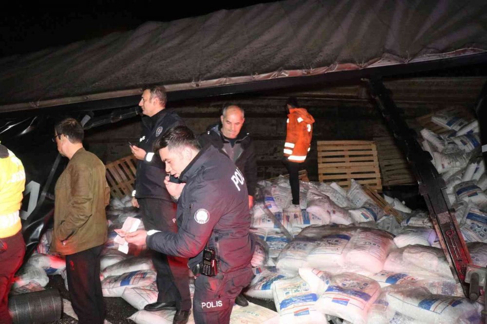 SAKARYA D-650 KARA YOLU’NDA FECİ KAZADA , TIRDA YOLCU OLARAK BULUNAN 1 KİŞİ HAYATINI KAYBEDERKEN 1 KİŞİ DE YARALANDI