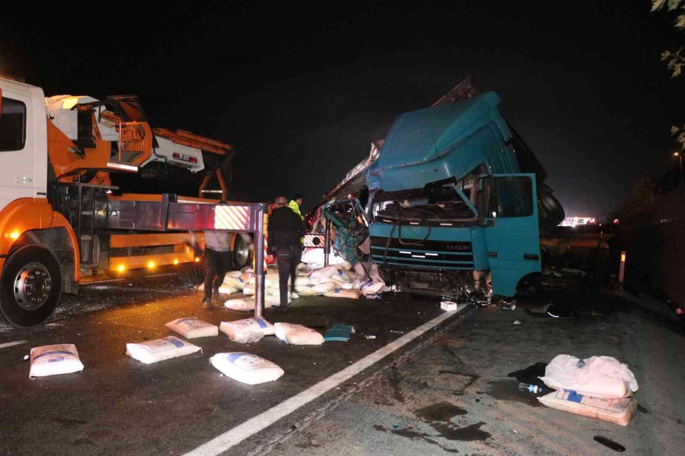 SAKARYA D-650 KARA YOLU’NDA FECİ KAZADA , TIRDA YOLCU OLARAK BULUNAN 1 KİŞİ HAYATINI KAYBEDERKEN 1 KİŞİ DE YARALANDI