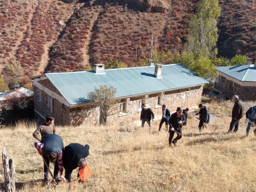 İSPADER GURBETTE YAŞAYAN İSPİR VE PAZARYOLU’LARDAN HEMŞERİLERİNE CEVİZ VE BADEM TOHUMU DESTEĞİ YAPILDI