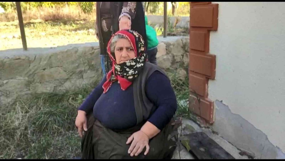 ERZURUM'UN UZUNDERE İLÇESİNE BAĞLI OLAN CÖMERTLER MAHALLESİNDE BİR EV TANDIR ATEŞİNDEN SIÇRAYAN KIVILCIMLA YANMAYA BAŞLADI. BİR ANDA ALEV TOPUNA DÖNEN EVE İTFAİYE EKİPLERİ MÜDAHALEDE BULUNARAK SÖNDÜRDÜ