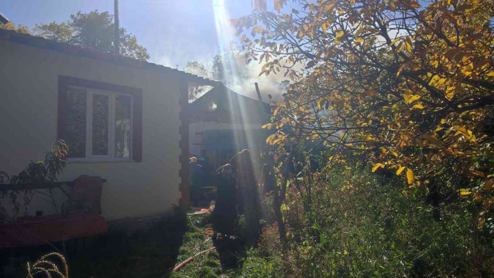 ERZURUM'UN UZUNDERE İLÇESİNE BAĞLI OLAN CÖMERTLER MAHALLESİNDE BİR EV TANDIR ATEŞİNDEN SIÇRAYAN KIVILCIMLA YANMAYA BAŞLADI. BİR ANDA ALEV TOPUNA DÖNEN EVE İTFAİYE EKİPLERİ MÜDAHALEDE BULUNARAK SÖNDÜRDÜ