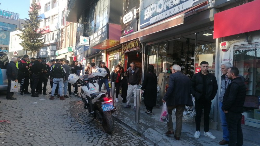 KOCAELİ'NİN GEBZE İLÇESİNDE MOTOSİKLETİYLE SEYİR HALİNDEYKEN ARALARINDA HUSUMET BULUNDUĞU ÖĞRENİLEN ŞAHIS TARAFINDAN BIÇAKLANAN 17 YAŞINDAKİ GENÇ YARALANDI