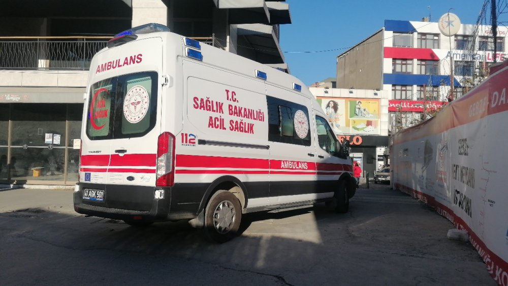 KOCAELİ'NİN GEBZE İLÇESİNDE MOTOSİKLETİYLE SEYİR HALİNDEYKEN ARALARINDA HUSUMET BULUNDUĞU ÖĞRENİLEN ŞAHIS TARAFINDAN BIÇAKLANAN 17 YAŞINDAKİ GENÇ YARALANDI