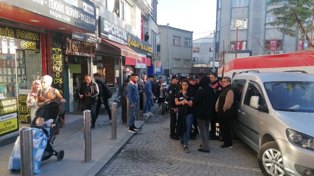 KOCAELİ'NİN GEBZE İLÇESİNDE MOTOSİKLETİYLE SEYİR HALİNDEYKEN ARALARINDA HUSUMET BULUNDUĞU ÖĞRENİLEN ŞAHIS TARAFINDAN BIÇAKLANAN 17 YAŞINDAKİ GENÇ YARALANDI