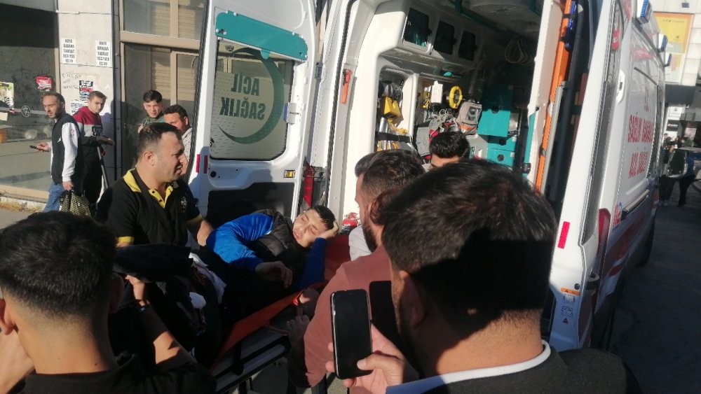 KOCAELİ'NİN GEBZE İLÇESİNDE MOTOSİKLETİYLE SEYİR HALİNDEYKEN ARALARINDA HUSUMET BULUNDUĞU ÖĞRENİLEN ŞAHIS TARAFINDAN BIÇAKLANAN 17 YAŞINDAKİ GENÇ YARALANDI