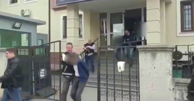 SAKARYA'DA EKİM AYI İÇERİSİNDE KESİNLEŞMİŞ HAPİS CEZASI BULUNAN 98, HIRSIZLIK OLAYINA KARIŞAN 41 ŞÜPHELİ YAKALANDI. KUMAR OYNATAN MEKANLARA İSE 165 BİN 662 LİRA PARA CEZASI KESİLDİ