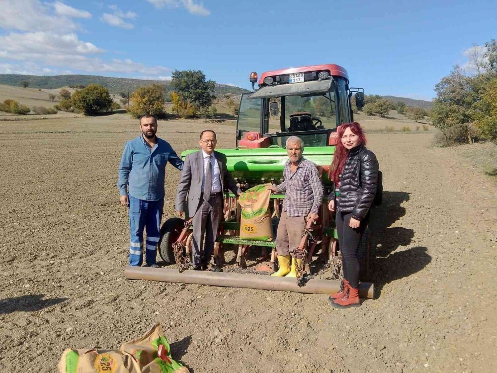 TARIM VE ORMAN BAKANLIĞI BİTKİSEL ÜRETİM GENEL MÜDÜRLÜĞÜ TARAFINDAN "TARIM ARAZİLERİNİN KULLANIMIN ETKİNLEŞTİRİLMESİ (TAKE) PROJESİ" İLE YÜZDE 50 DESTEKLİ BUĞDAY TOHUMU ÇİFTÇİLERE DAĞITILDI