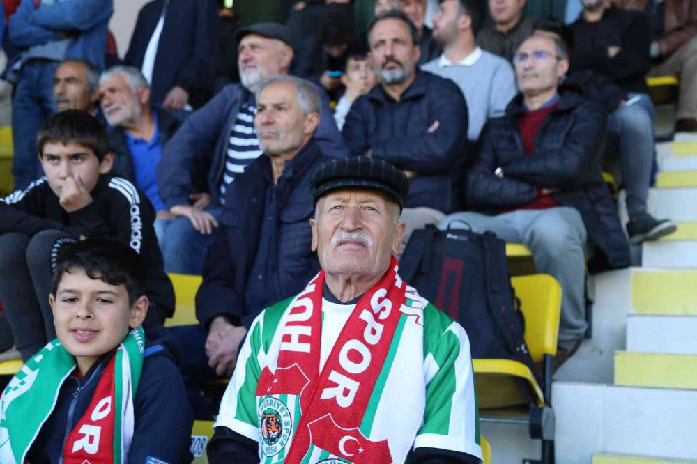GÜMÜŞHANE'NİN KELKİT İLÇESİNDE YAŞAYAN 80 YAŞINDAKİ NURİ YEĞİN, YAŞINA ALDIRMADAN GÖNÜL VERDİĞİ KELKİT BELEDİYESPOR'UN BÜTÜN MAÇLARINA GİDEREK TAKIMINI YALNIZ BIRAKMIYOR