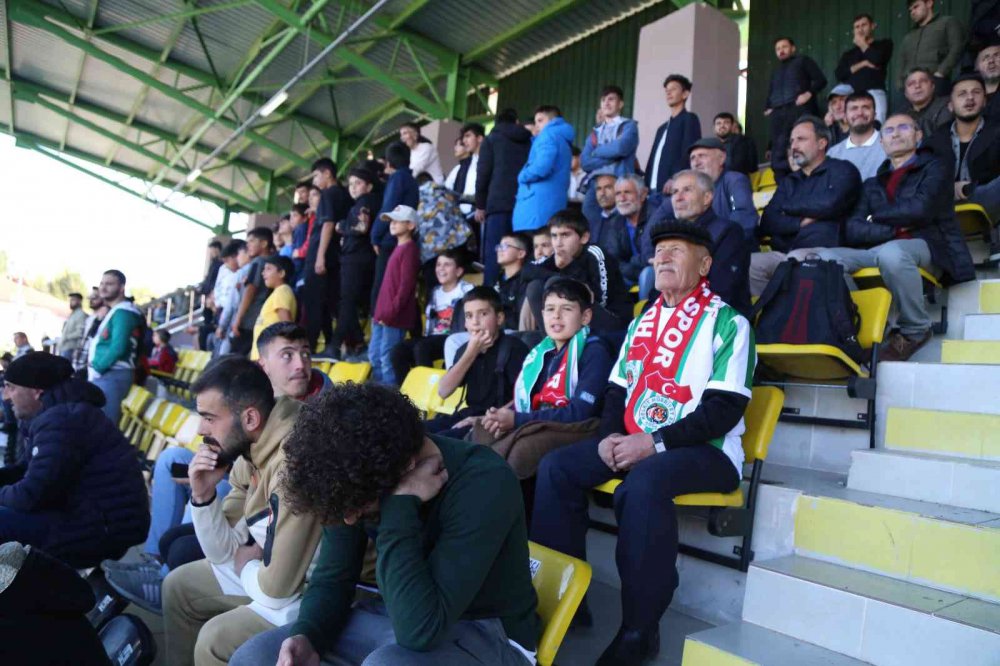 GÜMÜŞHANE'NİN KELKİT İLÇESİNDE YAŞAYAN 80 YAŞINDAKİ NURİ YEĞİN, YAŞINA ALDIRMADAN GÖNÜL VERDİĞİ KELKİT BELEDİYESPOR'UN BÜTÜN MAÇLARINA GİDEREK TAKIMINI YALNIZ BIRAKMIYOR