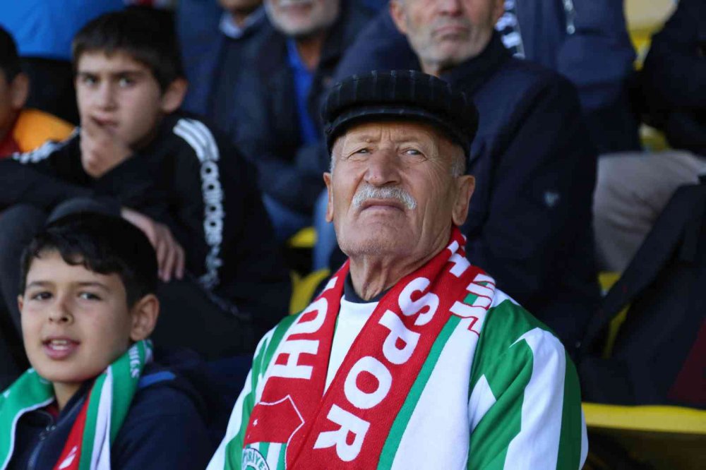 GÜMÜŞHANE'NİN KELKİT İLÇESİNDE YAŞAYAN 80 YAŞINDAKİ NURİ YEĞİN, YAŞINA ALDIRMADAN GÖNÜL VERDİĞİ KELKİT BELEDİYESPOR'UN BÜTÜN MAÇLARINA GİDEREK TAKIMINI YALNIZ BIRAKMIYOR