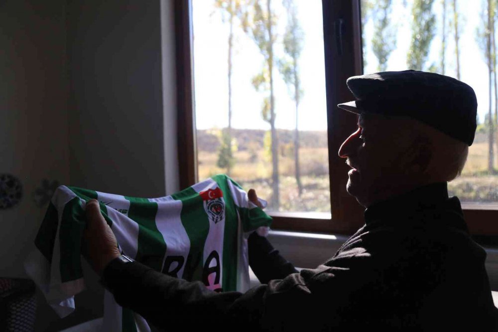 GÜMÜŞHANE'NİN KELKİT İLÇESİNDE YAŞAYAN 80 YAŞINDAKİ NURİ YEĞİN, YAŞINA ALDIRMADAN GÖNÜL VERDİĞİ KELKİT BELEDİYESPOR'UN BÜTÜN MAÇLARINA GİDEREK TAKIMINI YALNIZ BIRAKMIYOR