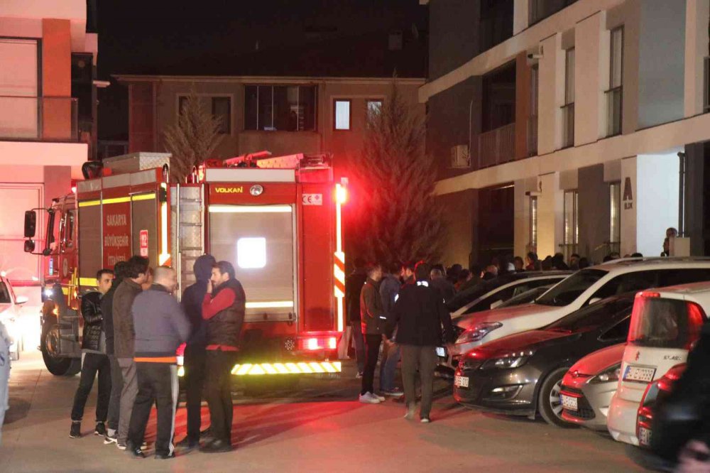 SAKARYA'NIN SERDİVAN İLÇESİNDE 6 AY ÖNCE AYRILDIĞI EŞİYLE SON KEZ GÖRÜŞTÜĞÜ ÖĞRENİLEN ADAMIN, EŞİNİN EVİNDE KENDİSİNİ YAKTIĞI İDDİA EDİLDİ