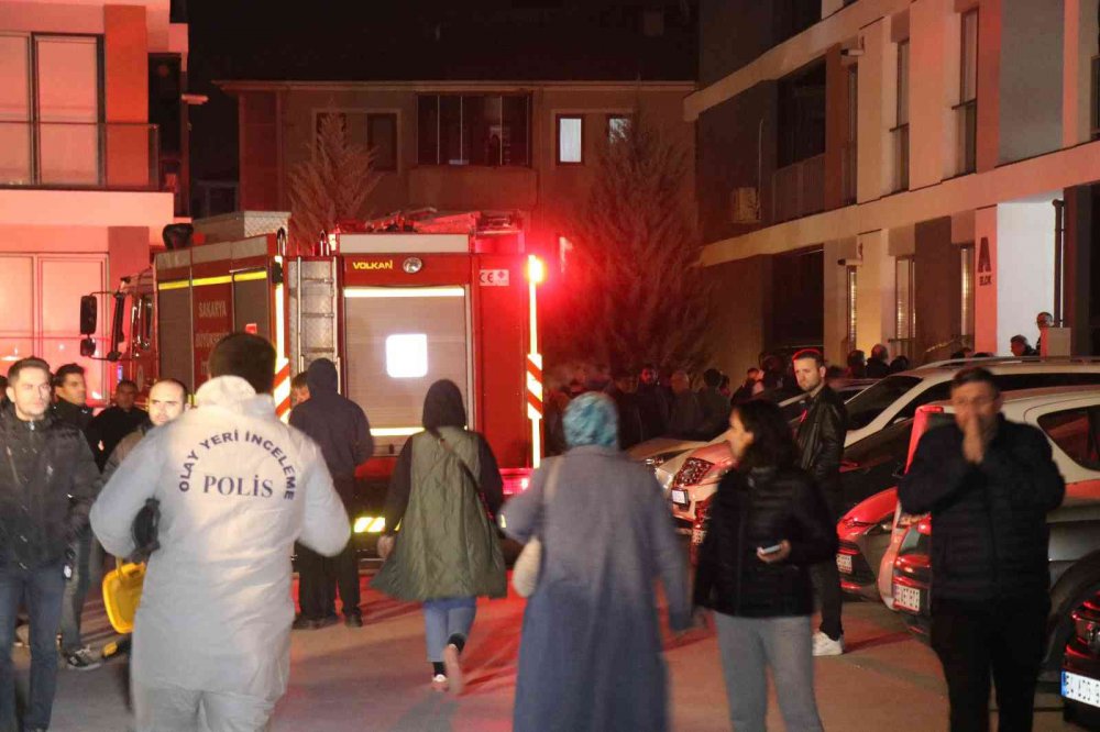 SAKARYA'NIN SERDİVAN İLÇESİNDE 6 AY ÖNCE AYRILDIĞI EŞİYLE SON KEZ GÖRÜŞTÜĞÜ ÖĞRENİLEN ADAMIN, EŞİNİN EVİNDE KENDİSİNİ YAKTIĞI İDDİA EDİLDİ