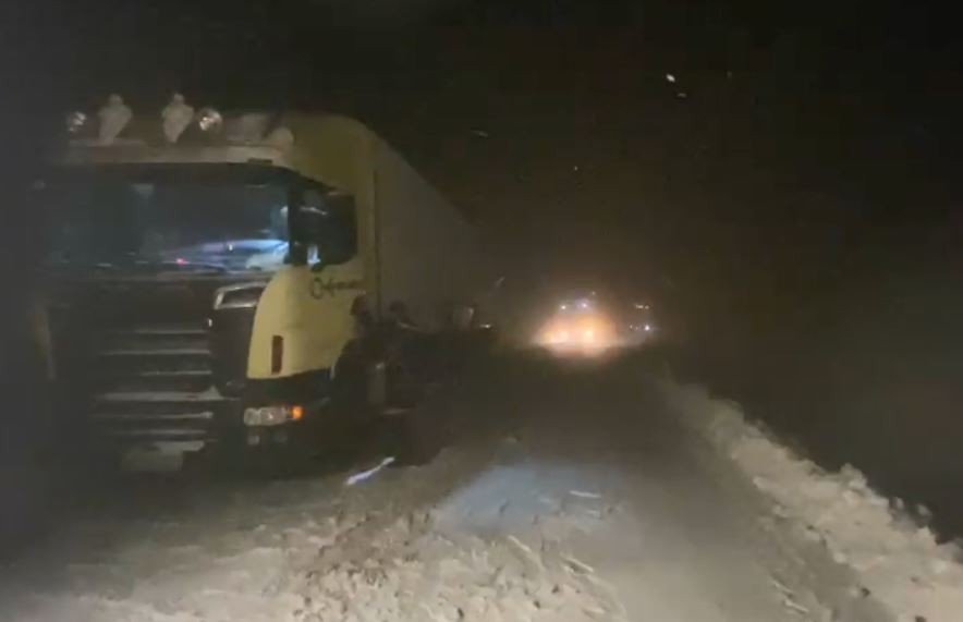 ARTVİN'DE ETKİLİ OLAN SAĞANAK YAĞIŞ YÜKSEK KESİMLERDE YERİNİ KAR YAĞIŞINA BIRAKTI, YOĞUN KAR YAĞIŞI NEDENİYLE ARDANUÇ-ARDAHAN KARA YOLU ULAŞIMA KAPANDI