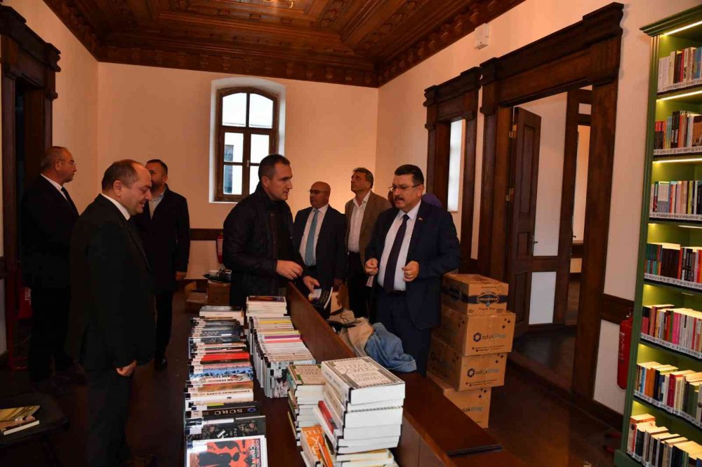TRABZON'DA ORTAHİSAR BELEDİYE BAŞKANI AHMET METİN GENÇ, SON HAZIRLIK HAZIRLIKLARI DEVAM EDEN, KARADENİZ BÖLGESİ'NİN DİJİTAL NİTELİKTEKİ İLK KÜTÜPHANESİNDE İNCELEMELERDE BULUNDU