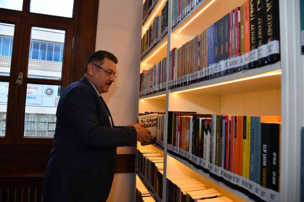 TRABZON'DA ORTAHİSAR BELEDİYE BAŞKANI AHMET METİN GENÇ, SON HAZIRLIK HAZIRLIKLARI DEVAM EDEN, KARADENİZ BÖLGESİ'NİN DİJİTAL NİTELİKTEKİ İLK KÜTÜPHANESİNDE İNCELEMELERDE BULUNDU