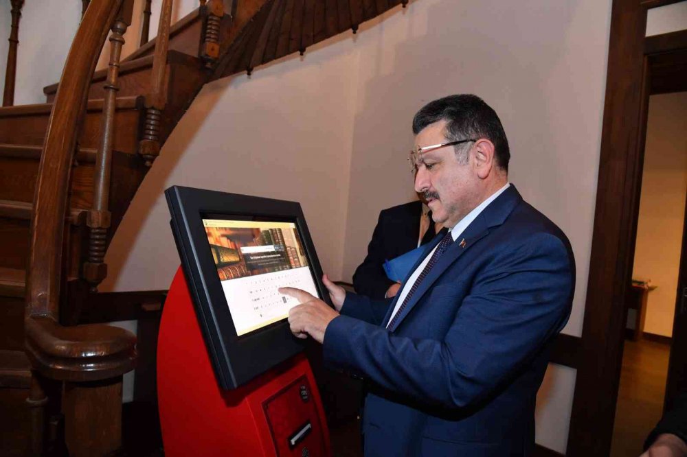TRABZON'DA ORTAHİSAR BELEDİYE BAŞKANI AHMET METİN GENÇ, SON HAZIRLIK HAZIRLIKLARI DEVAM EDEN, KARADENİZ BÖLGESİ'NİN DİJİTAL NİTELİKTEKİ İLK KÜTÜPHANESİNDE İNCELEMELERDE BULUNDU