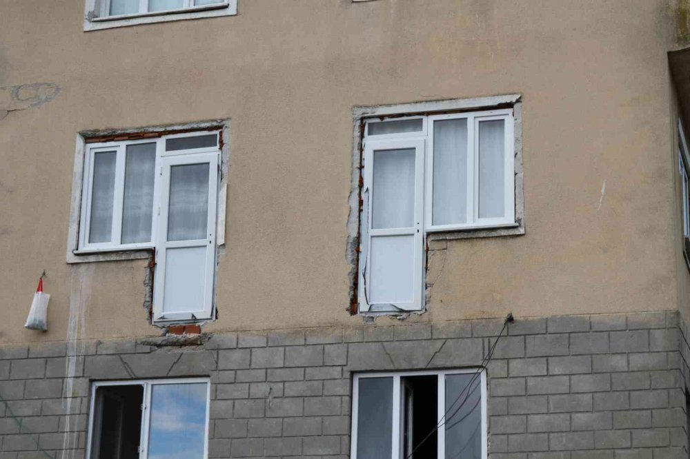 RİZE'DR YAŞAYAN ADİL TÜFEKÇİ , BALKON YAPMAK İÇİN EVİNE KAPI VE PENVERE TAKTIRDI FAKAT BALKONU YAPMAYA FIRSAT BULAMAYINCA KAPILAR ASKIDA KALDI