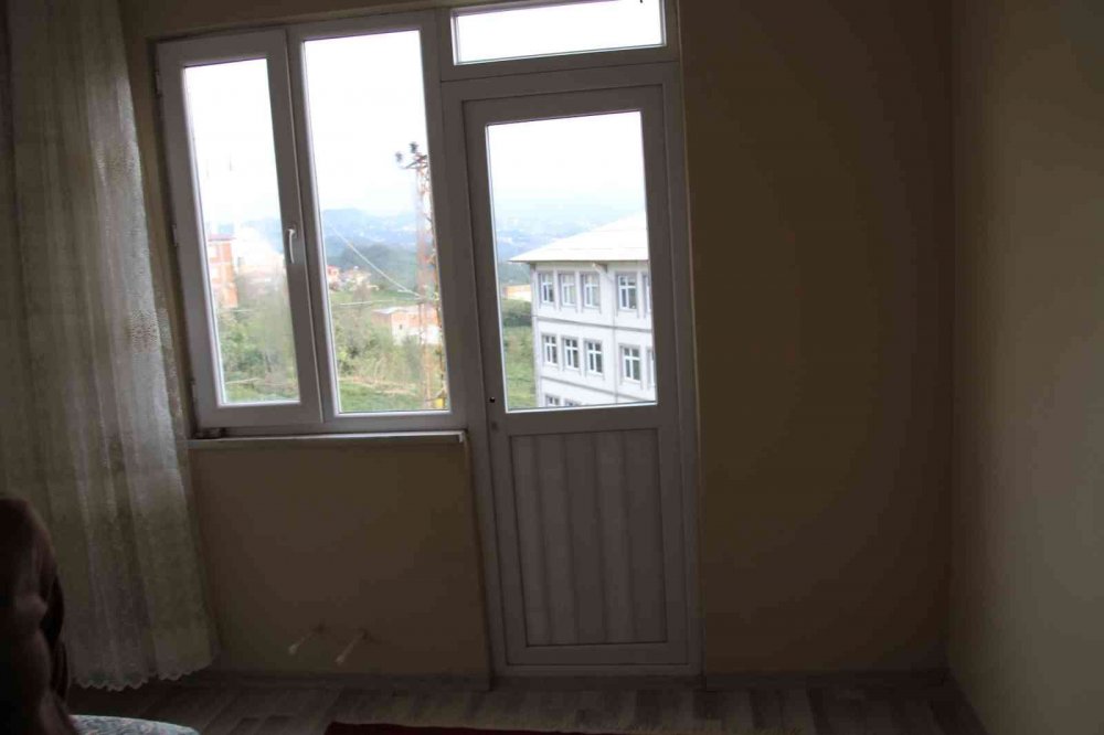 RİZE'DR YAŞAYAN ADİL TÜFEKÇİ , BALKON YAPMAK İÇİN EVİNE KAPI VE PENVERE TAKTIRDI FAKAT BALKONU YAPMAYA FIRSAT BULAMAYINCA KAPILAR ASKIDA KALDI