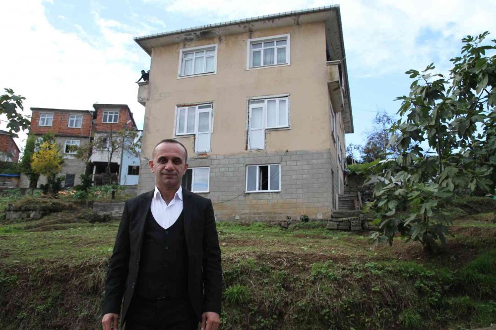 RİZE'DR YAŞAYAN ADİL TÜFEKÇİ , BALKON YAPMAK İÇİN EVİNE KAPI VE PENVERE TAKTIRDI FAKAT BALKONU YAPMAYA FIRSAT BULAMAYINCA KAPILAR ASKIDA KALDI