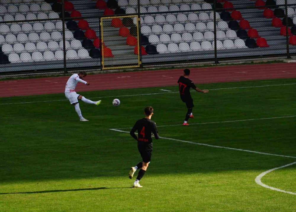 TFF 2. LİG KIRMIZI GRUP 13. HAFTASINDA GMG KASTAMONUSPOR, SAHASINDA AĞIRLANDIĞI DİYARBEKİRSPOR'U 2 - 1 MAĞLUP ETTİ