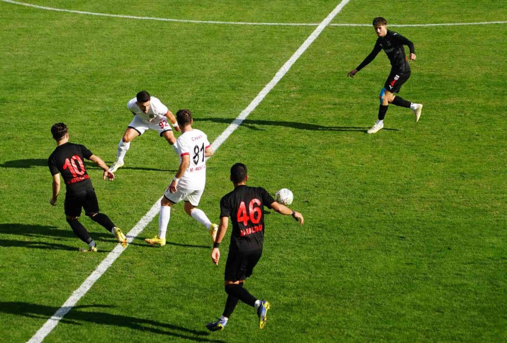 TFF 2. LİG KIRMIZI GRUP 13. HAFTASINDA GMG KASTAMONUSPOR, SAHASINDA AĞIRLANDIĞI DİYARBEKİRSPOR'U 2 - 1 MAĞLUP ETTİ