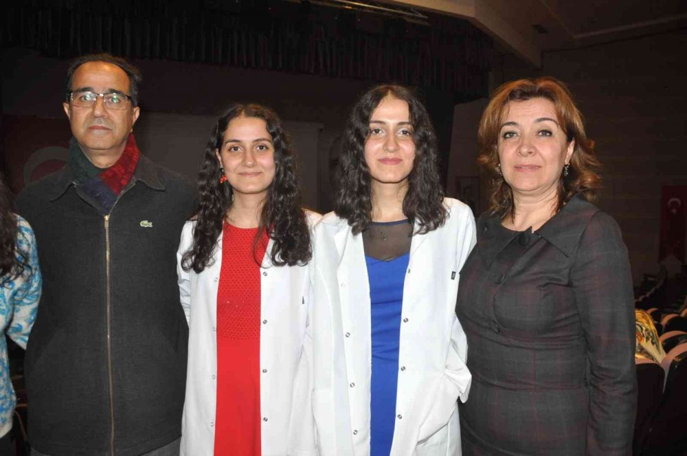 TOKAT'TA İLKOKUL, ORTAOKUL VE LİSEDE EĞİTİMİNDEN SONRA TIP FAKÜLTESİNİ DERECE İLE KAZANAN İKİZLER BİRLİKTE ÖNLÜK GİYEREK DOKTORLUĞA İLK ADIMLARINI ATTILAR