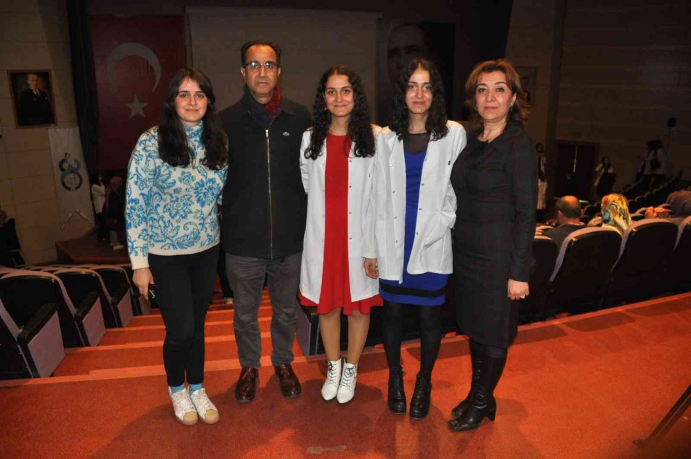 TOKAT'TA İLKOKUL, ORTAOKUL VE LİSEDE EĞİTİMİNDEN SONRA TIP FAKÜLTESİNİ DERECE İLE KAZANAN İKİZLER BİRLİKTE ÖNLÜK GİYEREK DOKTORLUĞA İLK ADIMLARINI ATTILAR