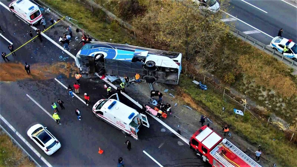 BOLU TEM’DE FECİ KAZA: TEM OTOYOLU BOLU GEÇİŞİNDE ŞEHİRLERARASI YOLCU OTOBÜSÜ DEVRİLDİ. 3 KİŞİ HAYAYINI KAYBEDERKEN 16 KİŞİ YARALANDI