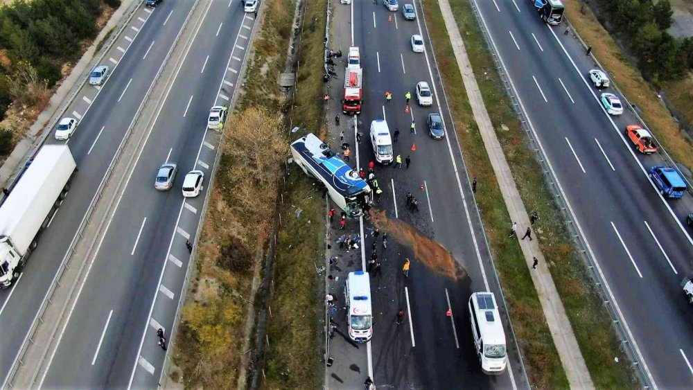 BOLU TEM’DE FECİ KAZA: TEM OTOYOLU BOLU GEÇİŞİNDE ŞEHİRLERARASI YOLCU OTOBÜSÜ DEVRİLDİ. 3 KİŞİ HAYAYINI KAYBEDERKEN 16 KİŞİ YARALANDI
