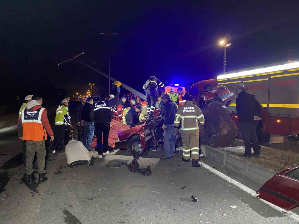 BARTIN'DA 15 YAŞINDAKİ EHLİYETSİZ SÜRÜCÜNÜN KULLANDIĞI OTOMOBİL KONTROLDEN ÇIKARAK ORTA REFÜJE, ARDINDAN AYDINLATMA DİREĞİNE ÇARPTI. OTOMOBİLİN SÜRÜCÜSÜ MUSTAFA ALAOĞLU KAZADA HAYATINI KAYBEDERKEN 3 KİŞİ YARALANDI