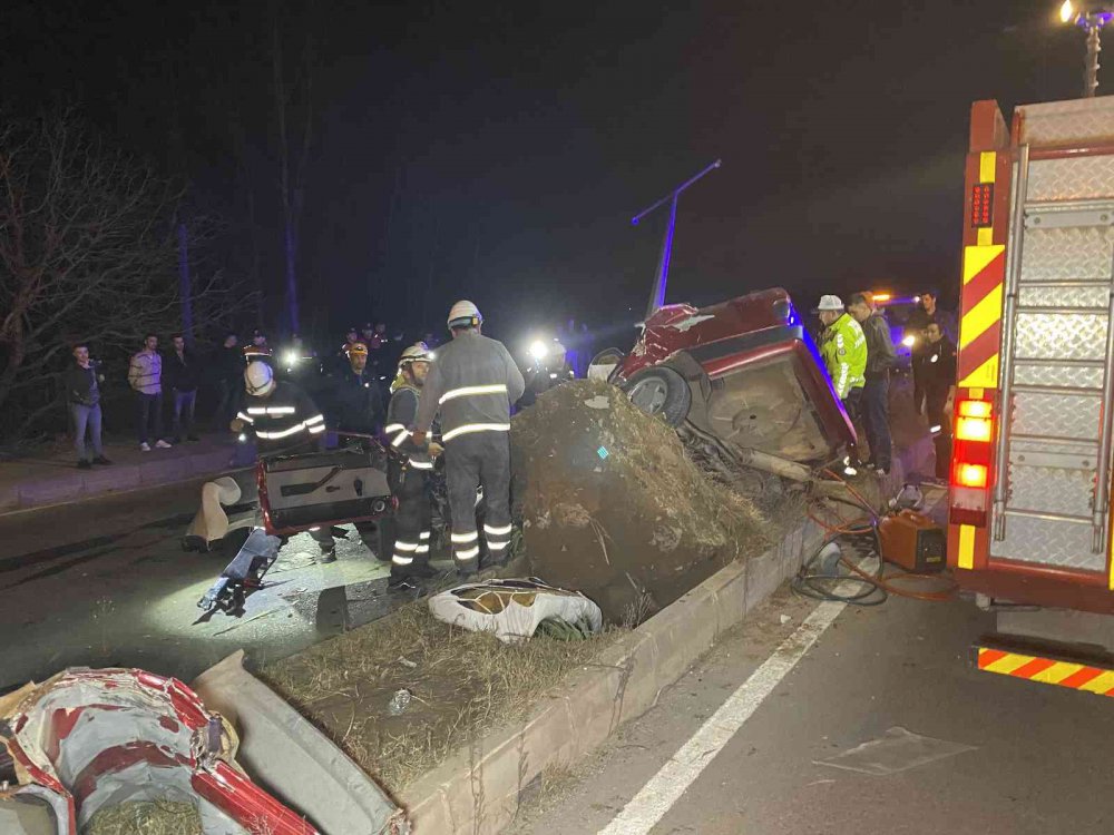 BARTIN'DA 15 YAŞINDAKİ EHLİYETSİZ SÜRÜCÜNÜN KULLANDIĞI OTOMOBİL KONTROLDEN ÇIKARAK ORTA REFÜJE, ARDINDAN AYDINLATMA DİREĞİNE ÇARPTI. OTOMOBİLİN SÜRÜCÜSÜ MUSTAFA ALAOĞLU KAZADA HAYATINI KAYBEDERKEN 3 KİŞİ YARALANDI