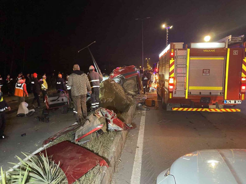 BARTIN'DA 15 YAŞINDAKİ EHLİYETSİZ SÜRÜCÜNÜN KULLANDIĞI OTOMOBİL KONTROLDEN ÇIKARAK ORTA REFÜJE, ARDINDAN AYDINLATMA DİREĞİNE ÇARPTI. OTOMOBİLİN SÜRÜCÜSÜ MUSTAFA ALAOĞLU KAZADA HAYATINI KAYBEDERKEN 3 KİŞİ YARALANDI