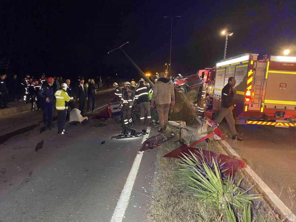 BARTIN'DA 15 YAŞINDAKİ EHLİYETSİZ SÜRÜCÜNÜN KULLANDIĞI OTOMOBİL KONTROLDEN ÇIKARAK ORTA REFÜJE, ARDINDAN AYDINLATMA DİREĞİNE ÇARPTI. OTOMOBİLİN SÜRÜCÜSÜ MUSTAFA ALAOĞLU KAZADA HAYATINI KAYBEDERKEN 3 KİŞİ YARALANDI