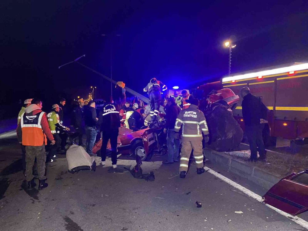 BARTIN'DA 15 YAŞINDAKİ EHLİYETSİZ SÜRÜCÜNÜN KULLANDIĞI OTOMOBİL KONTROLDEN ÇIKARAK ORTA REFÜJE, ARDINDAN AYDINLATMA DİREĞİNE ÇARPTI. OTOMOBİLİN SÜRÜCÜSÜ MUSTAFA ALAOĞLU KAZADA HAYATINI KAYBEDERKEN 3 KİŞİ YARALANDI