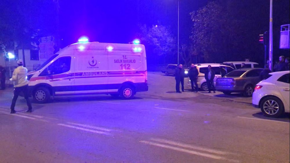 GÜMÜŞHANE'DE POLİSİN "DUR" İHTARINA UYMAYAN EHLİYETSİZ SÜRÜCÜNÜN KULLANDIĞI OTOMOBİL ÜST GEÇİT DİREĞİNE ÇARPTI. KAZADA 3 KİŞİ YARALANDI