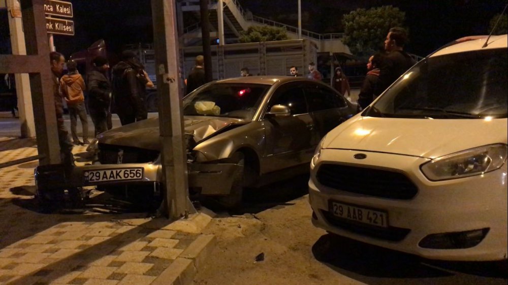 GÜMÜŞHANE'DE POLİSİN "DUR" İHTARINA UYMAYAN EHLİYETSİZ SÜRÜCÜNÜN KULLANDIĞI OTOMOBİL ÜST GEÇİT DİREĞİNE ÇARPTI. KAZADA 3 KİŞİ YARALANDI