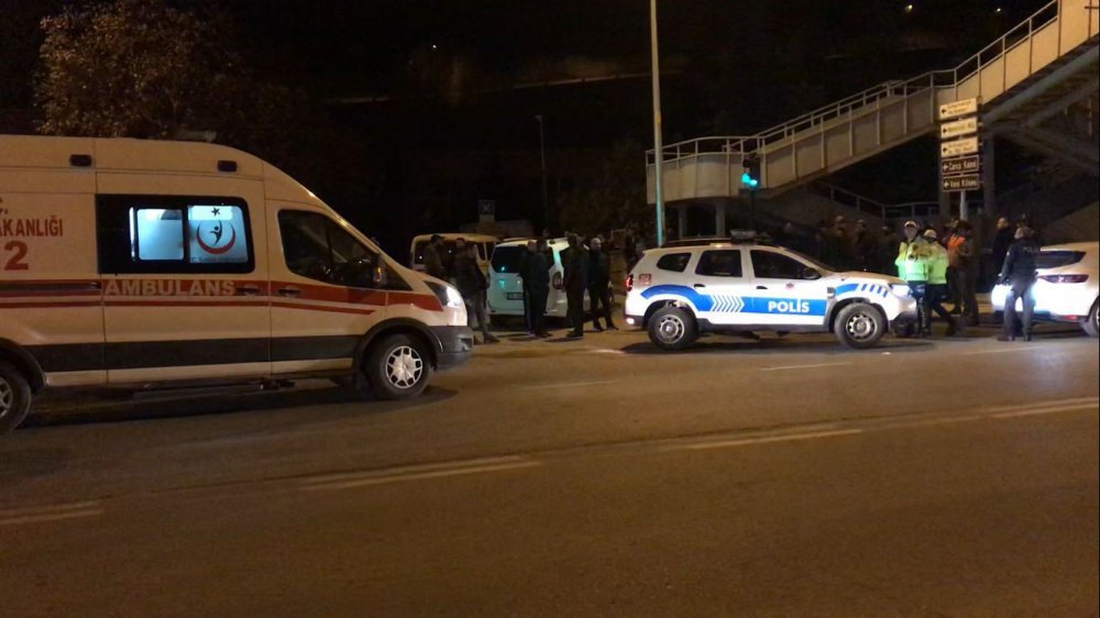 GÜMÜŞHANE'DE POLİSİN "DUR" İHTARINA UYMAYAN EHLİYETSİZ SÜRÜCÜNÜN KULLANDIĞI OTOMOBİL ÜST GEÇİT DİREĞİNE ÇARPTI. KAZADA 3 KİŞİ YARALANDI