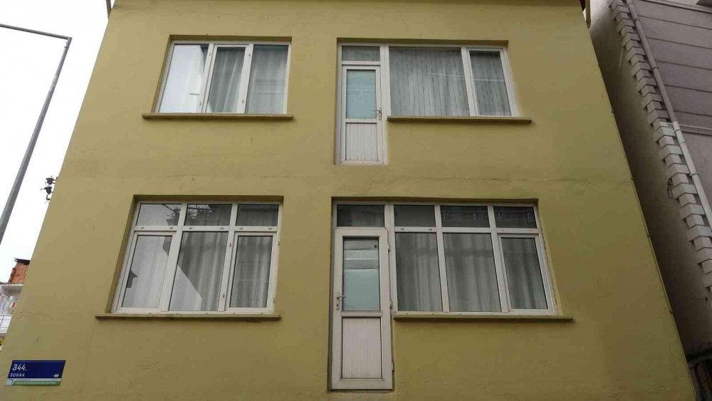KARADENİZ FIKRASI GİBİ APARTMAN. ORDU'DA KARADENİZ FIKRASI GİBİ APARTMAN GÖRENLERİ ŞAŞKINA ÇEVİRİYOR. APARTMANDA BALKON KAPILARI VAR AMA BALKON YOK
