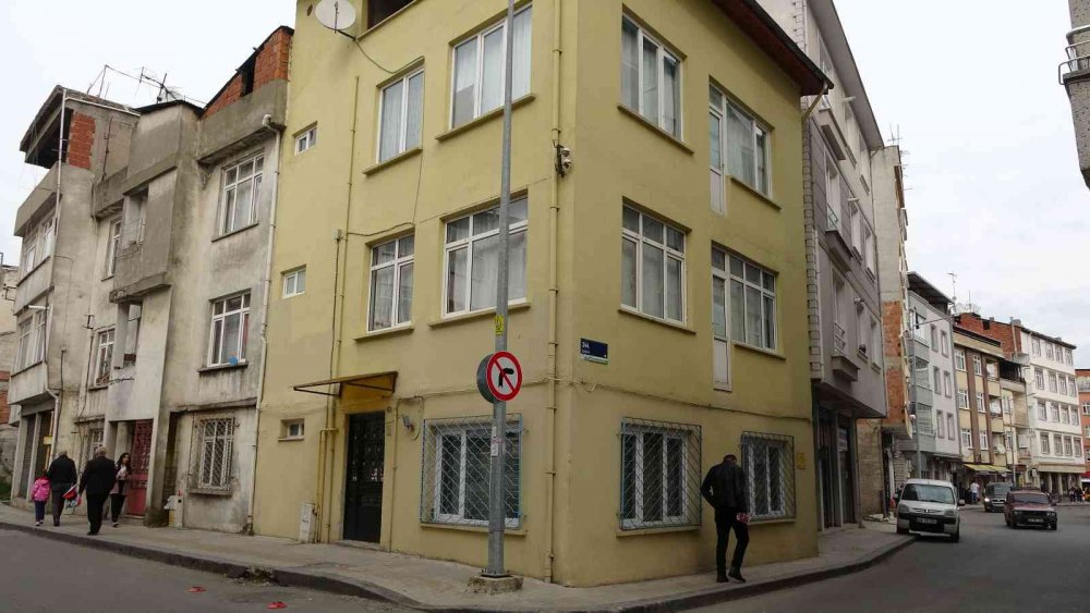 KARADENİZ FIKRASI GİBİ APARTMAN. ORDU'DA KARADENİZ FIKRASI GİBİ APARTMAN GÖRENLERİ ŞAŞKINA ÇEVİRİYOR. APARTMANDA BALKON KAPILARI VAR AMA BALKON YOK