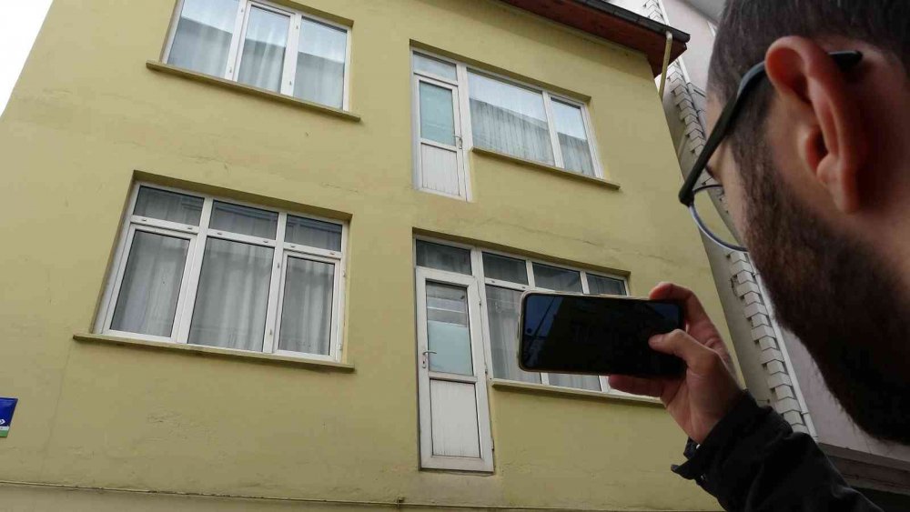 KARADENİZ FIKRASI GİBİ APARTMAN. ORDU'DA KARADENİZ FIKRASI GİBİ APARTMAN GÖRENLERİ ŞAŞKINA ÇEVİRİYOR. APARTMANDA BALKON KAPILARI VAR AMA BALKON YOK