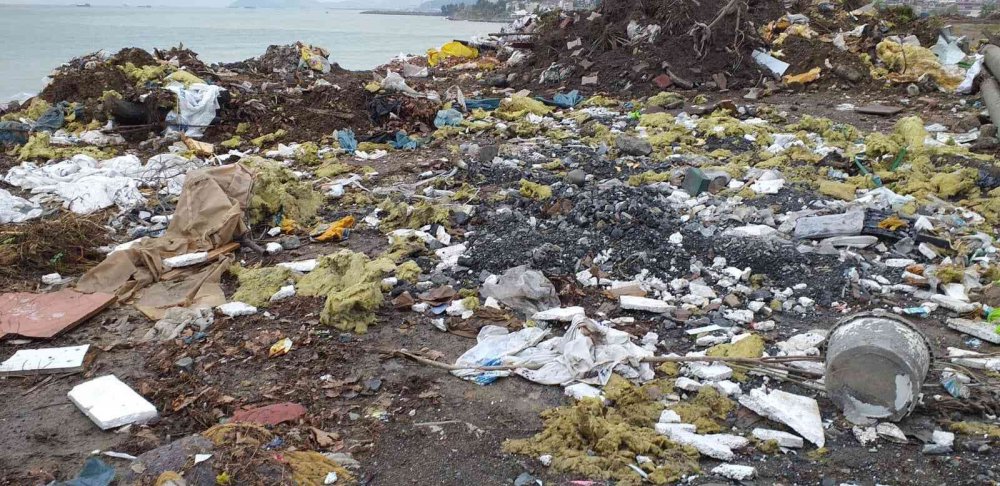 ZONGULDAK'IN ALAPLI İLÇESİNDE KARŞIYAKA DOLGU ALANINDA 300 METRE UZUNLUĞUNDAKİ SAHİLİN ÇÖP, MOLOZ VE PLASTİK ATIKLARLA DOLMASI TEPKİ ÇEKTİ