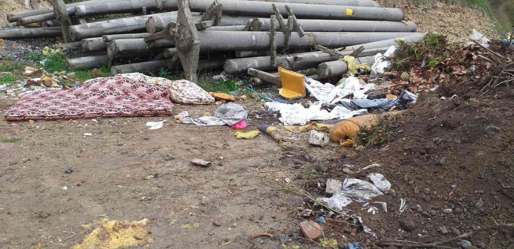 ZONGULDAK'IN ALAPLI İLÇESİNDE KARŞIYAKA DOLGU ALANINDA 300 METRE UZUNLUĞUNDAKİ SAHİLİN ÇÖP, MOLOZ VE PLASTİK ATIKLARLA DOLMASI TEPKİ ÇEKTİ