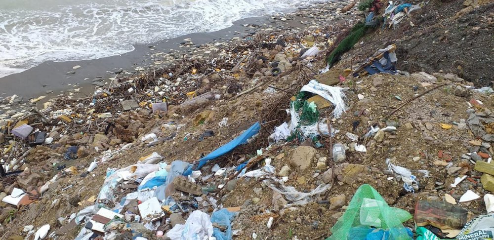 ZONGULDAK'IN ALAPLI İLÇESİNDE KARŞIYAKA DOLGU ALANINDA 300 METRE UZUNLUĞUNDAKİ SAHİLİN ÇÖP, MOLOZ VE PLASTİK ATIKLARLA DOLMASI TEPKİ ÇEKTİ