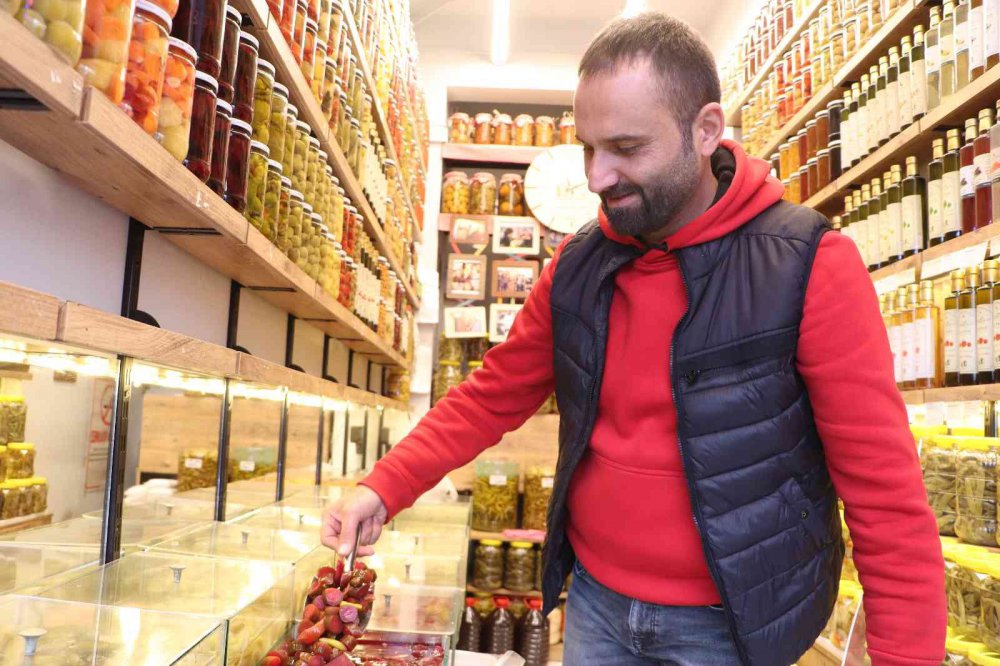 SAMSUN'DA YUMURTA, FINDIK VE KARPUZUN DA YER ALDIĞI 110 ÇEŞİT TURŞU KURARAK DİKKATLERİ ÜZERİNE ÇEKEN BİR TURŞUCU, ŞİMDİ İSE DOLAR İLE EURO'NUN TURŞUSUNU KURDU
