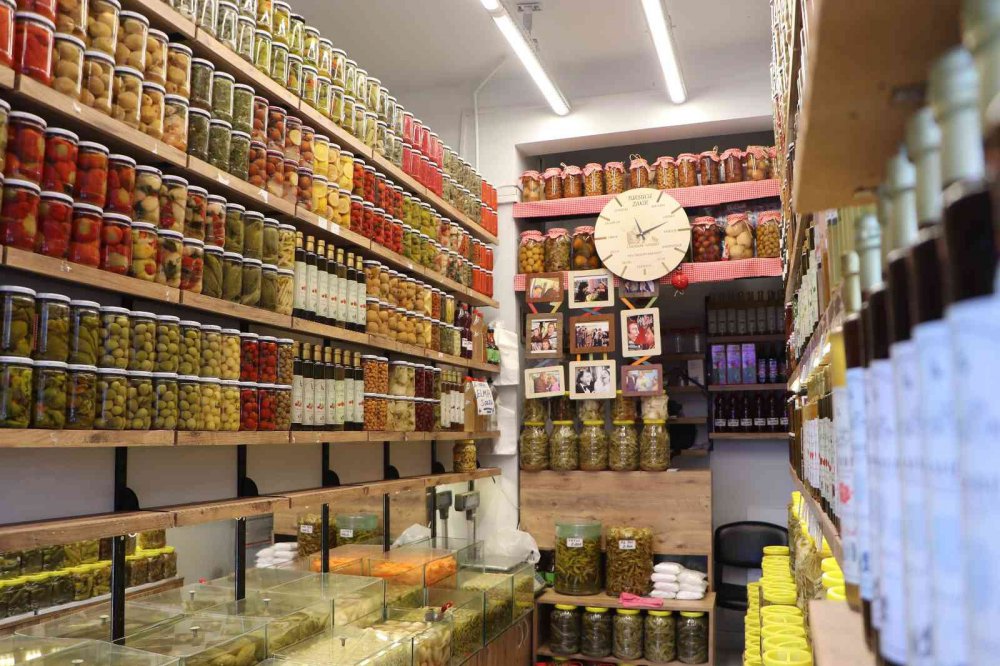 SAMSUN'DA YUMURTA, FINDIK VE KARPUZUN DA YER ALDIĞI 110 ÇEŞİT TURŞU KURARAK DİKKATLERİ ÜZERİNE ÇEKEN BİR TURŞUCU, ŞİMDİ İSE DOLAR İLE EURO'NUN TURŞUSUNU KURDU