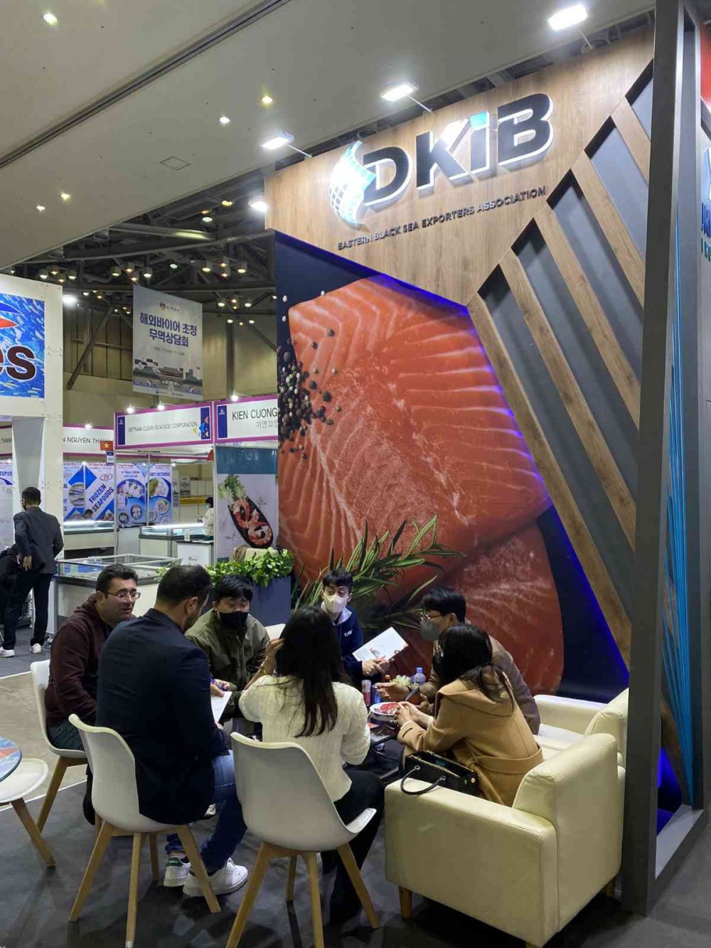 DOĞU KARADENİZ İHRACATÇILAR BİRLİĞİ , TESCİLLİ MARKASI "TURKİSH SALMON FROM BLACK SEA" İLE UZAKDOĞU'DA SU ÜRÜNLERİ SEKTÖRÜNÜN ÖNEMLİ FUARLARINDAN OLAN BUSAN INTERNATİONAL SEAFOOD & FİSHERİES EXPO FUARINA KATILDI